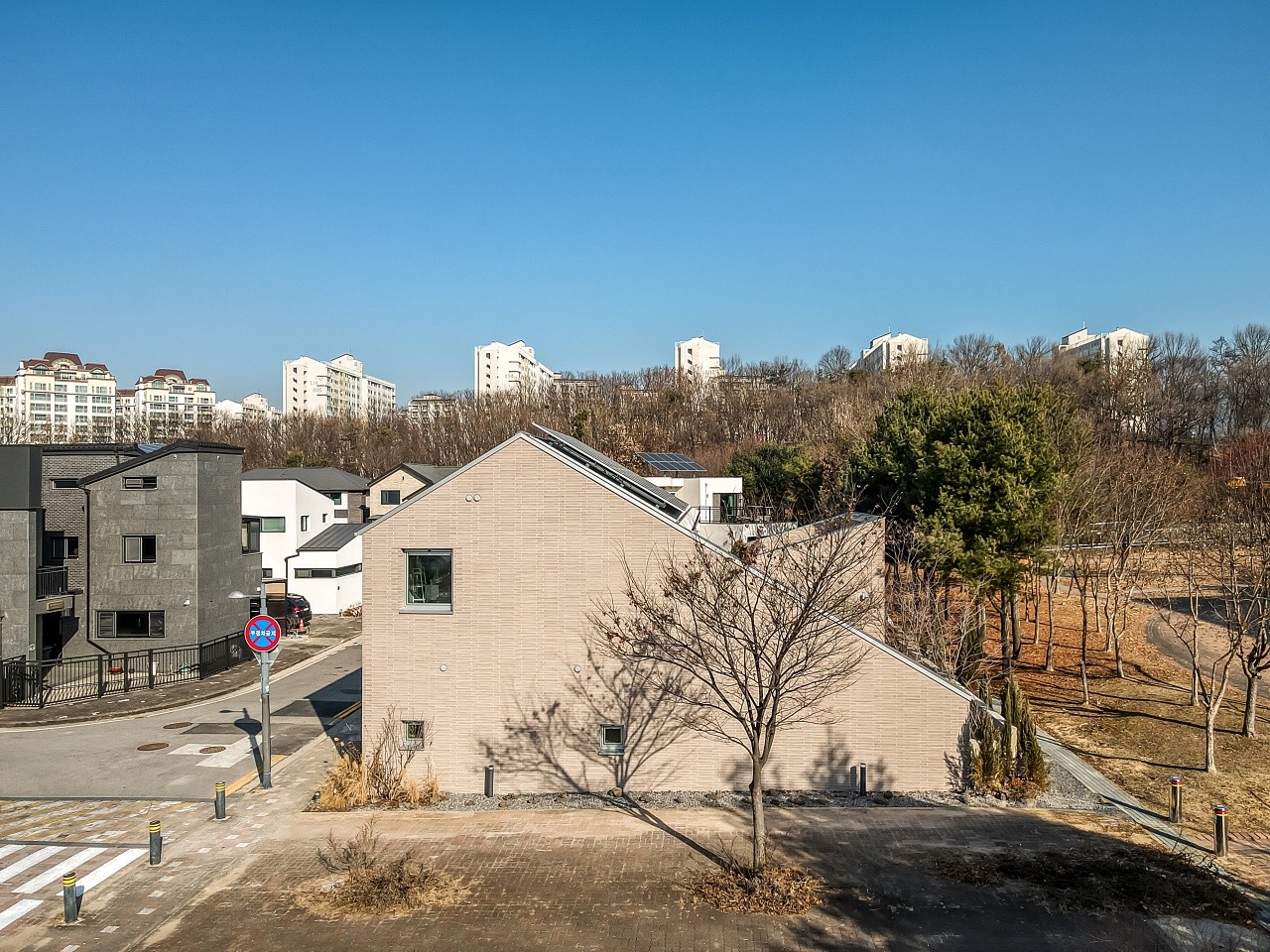 하우스산 외관. 독창적인 지붕 형태가 눈에 띈다.
