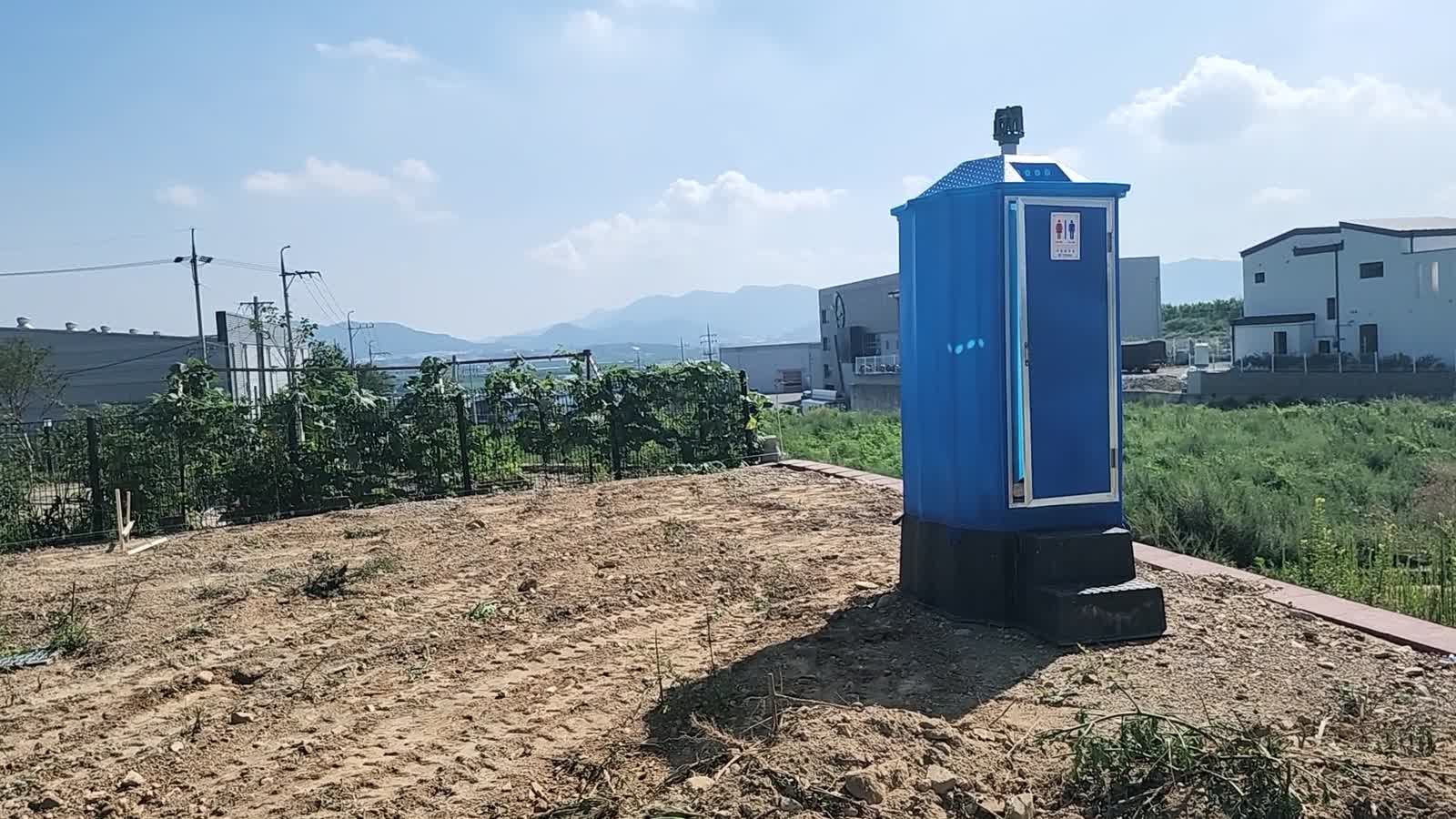 현장에 가장 먼저 들어온 간이 화장실. 단독주택 아름삼간 공사 현장