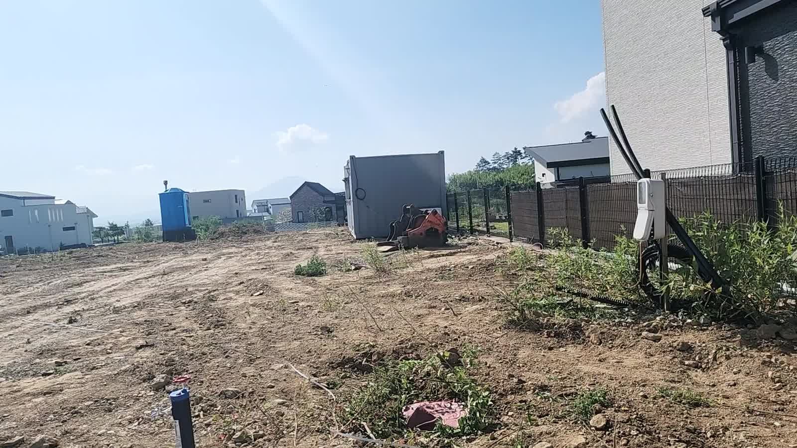 잡초를 걷어 내고 평평하게 고른 땅. 단독주택 아름삼간 공사 현장