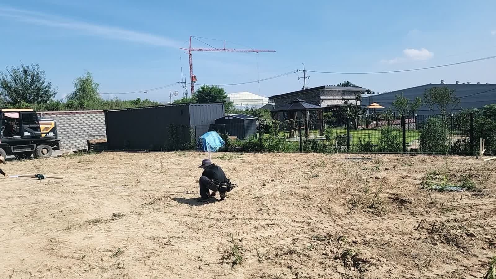 도면을 보며 기준점을 잡는 모습. 단독주택 아름삼간 공사 현장