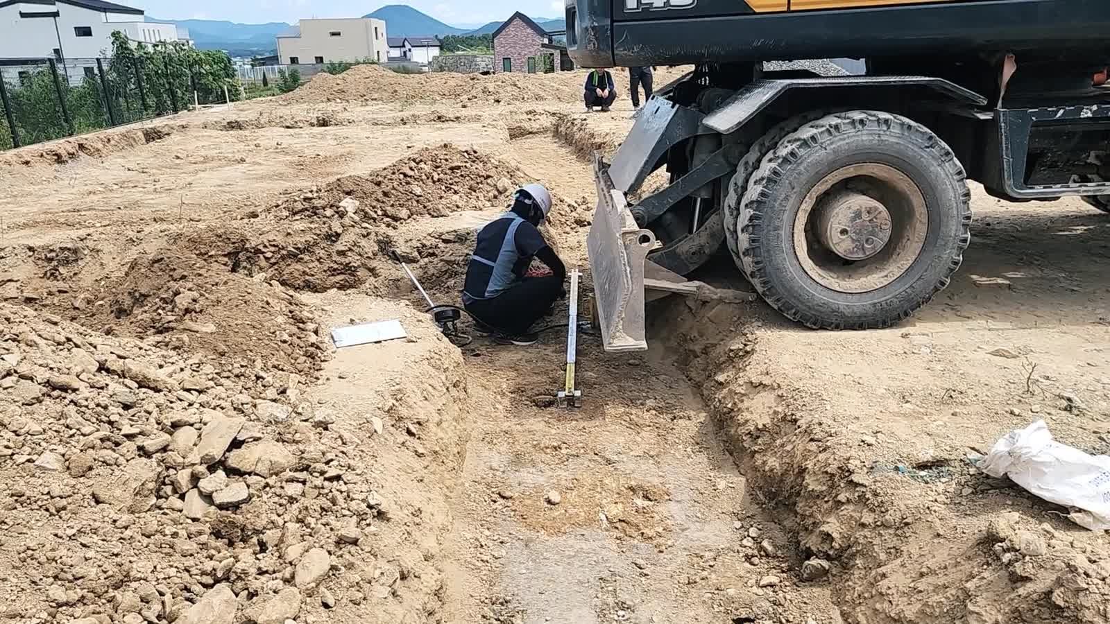 굴삭기 무게로 땅을 눌러 보는 지내력 시험. 단독주택 아름삼간 공사 현장